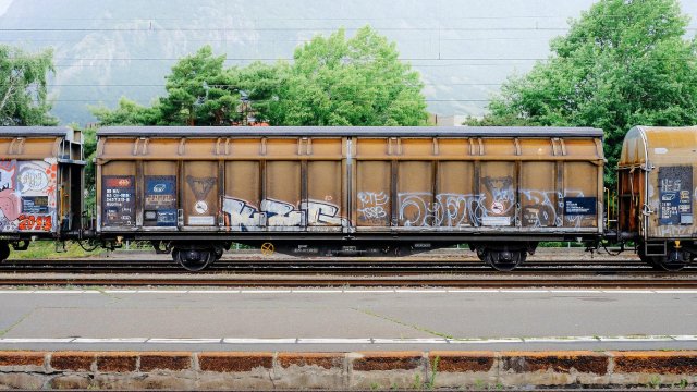 Graffiti-Schmiererei an Zugwaggons in Linz am Rhein