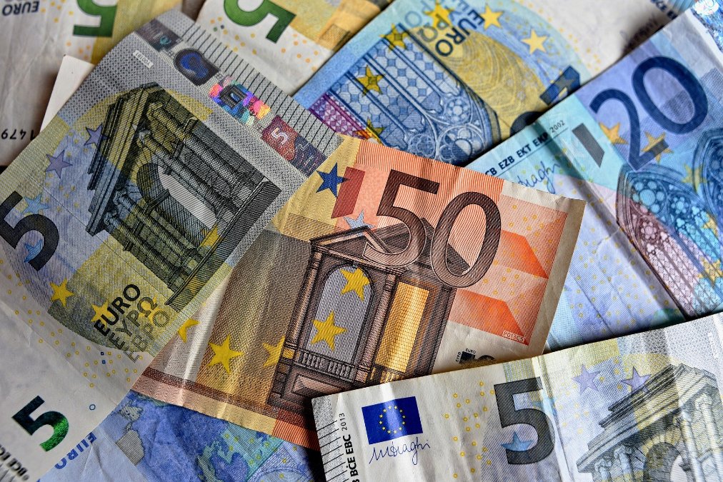 Mindestens 50.000 Euro in Geldscheinen wehen aus Mainzer Hochhaus