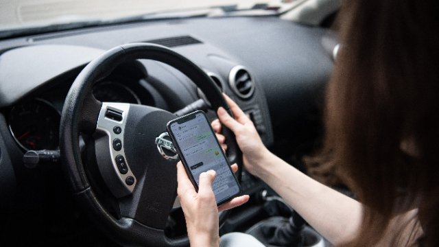 Abgelenkt durchs Handy: Autofahrer werden in Pilotprojekt überführt
