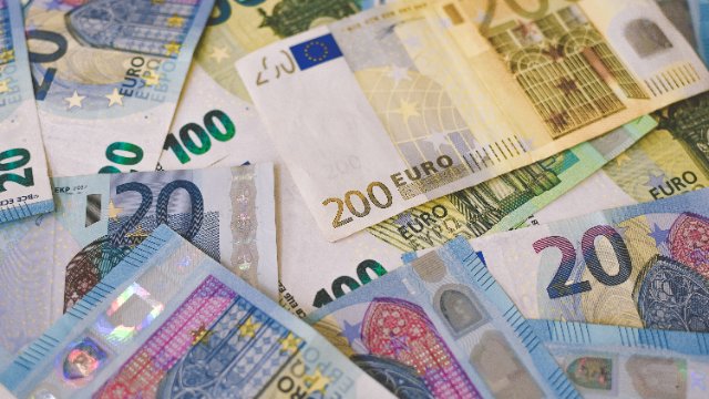Enkeltrick-Betrügerin versucht Beute in Mülleimer zu verstecken