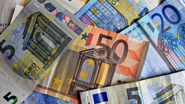 Mindestens 50.000 Euro in Geldscheinen wehen aus Mainzer Hochhaus