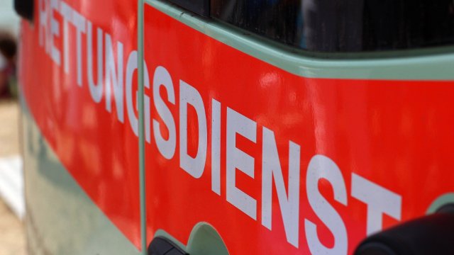 Linienbus im Kreis Neuwied verunglückt: Fahrer verletzt