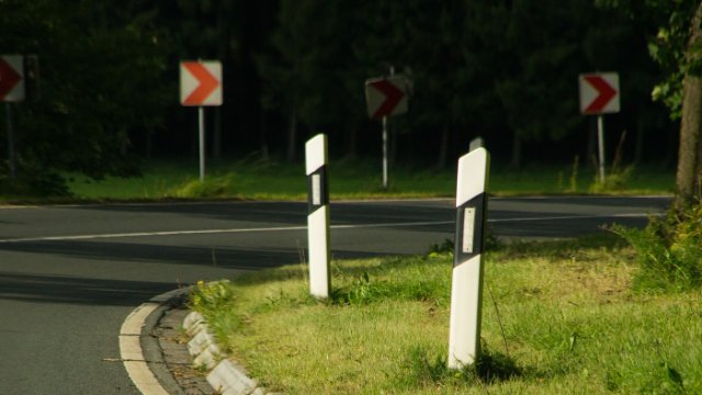 Auto prallt gegen Baum: 22-Jährigen Fahrer tödlich verunglückt