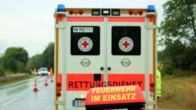 Rollerfahrer kommt von Straße ab und stirbt