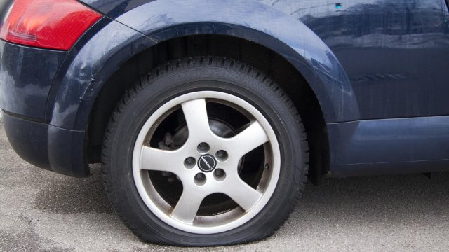 Linz am Rhein: Kinder demolieren Fahrzeug mit Stöcken