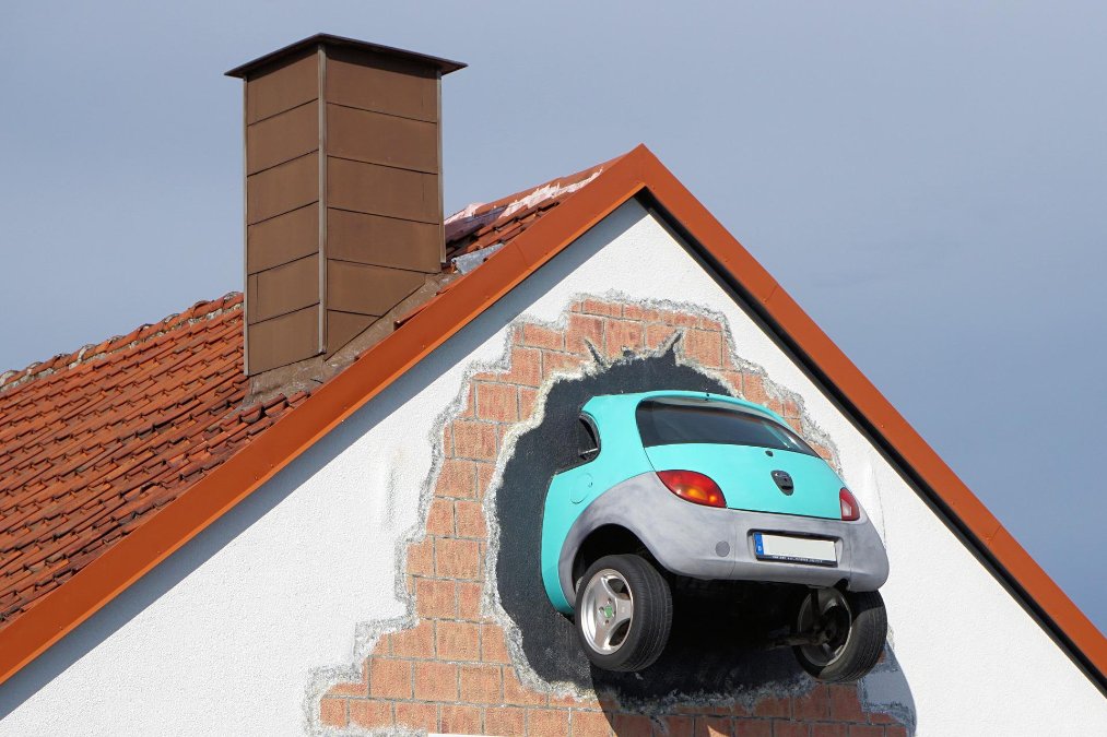Auto fährt in Vulkaneifelkreis gegen Hauswand Auto fährt in Vulkaneifelkreis gegen Hauswand