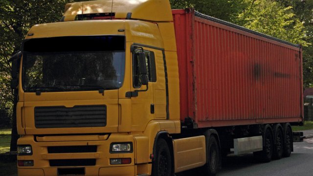Polizei zieht betrunkenen Lkw-Fahrer mit Weinflaschen aus dem Verkehr