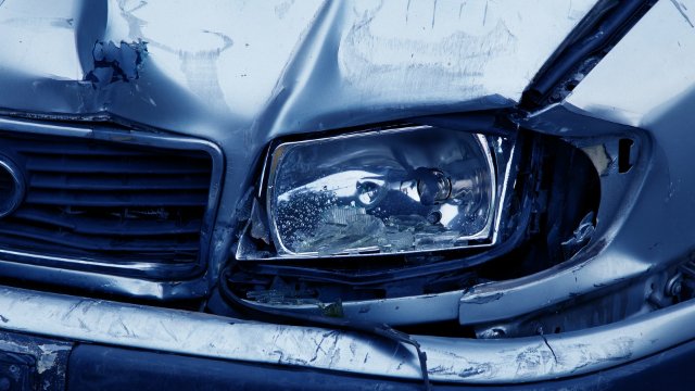 Mann nach Überschlag mit Auto schwer verletzt