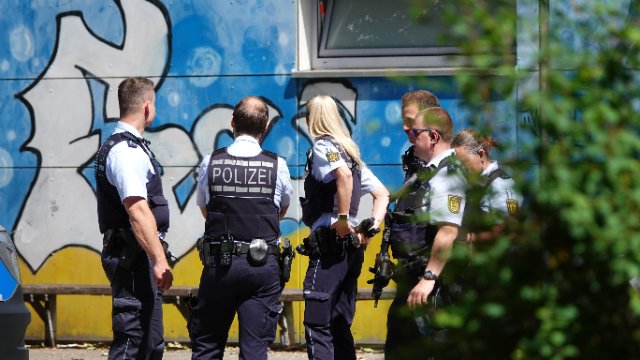 Bluttat an Esslinger Grundschule: Frau und Kind mit Messer verletzt
