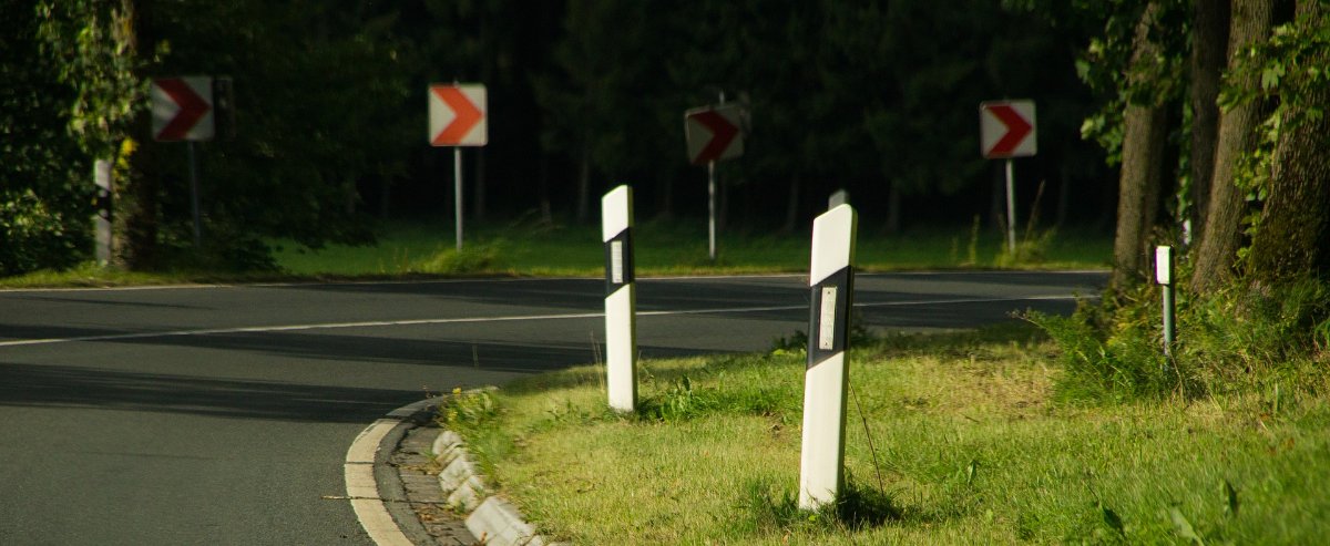 Auto prallt gegen Baum: 22-Jährigen Fahrer tödlich verunglückt Auto prallt gegen Baum: 22-Jährigen Fahrer tödlich verunglückt