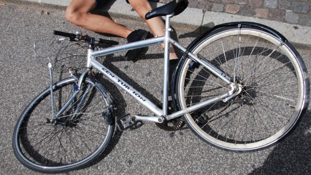 Unkel: Radfahrer gerät unter Bus und wird schwer verletzt
