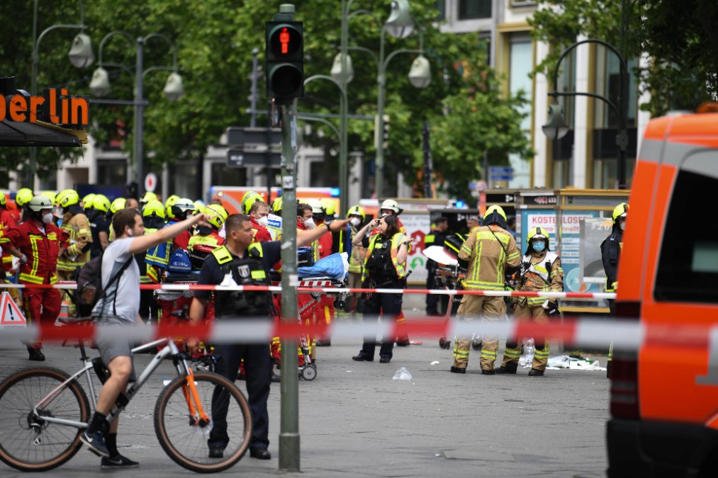 Mehrere Verletzte und ein Toter: Auto rast in Menschenmenge in Berlin Mehrere Verletzte und ein Toter: Auto rast in Menschenmenge in Berlin