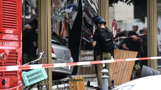 Auto rast in Menschenmenge: Identität des Verdächtigen geklärt