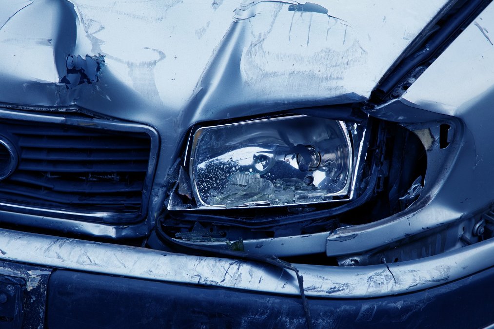 Mann nach Überschlag mit Auto schwer verletzt Mann nach Überschlag mit Auto schwer verletzt