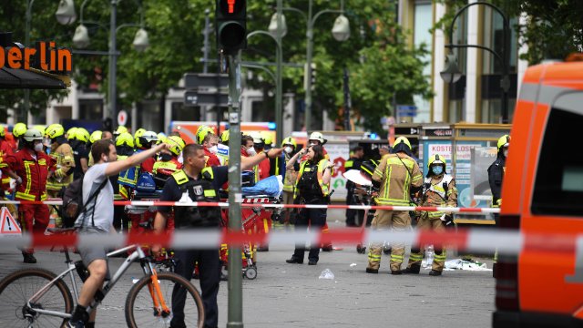 Mehrere Verletzte und ein Toter: Auto rast in Menschenmenge in Berlin