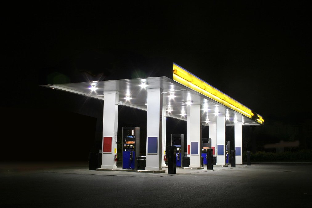 Mann überfällt Tankstelle und bedroht Kassierer mit Pistole Mann überfällt Tankstelle und bedroht Kassierer mit Pistole