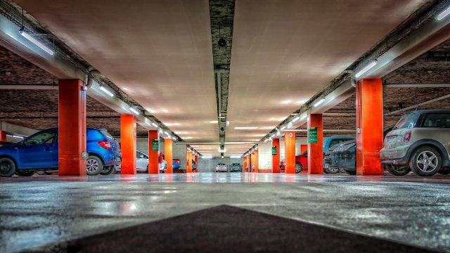 69-jährige Frau durchbricht Schranke in Koblenzer Parkhaus