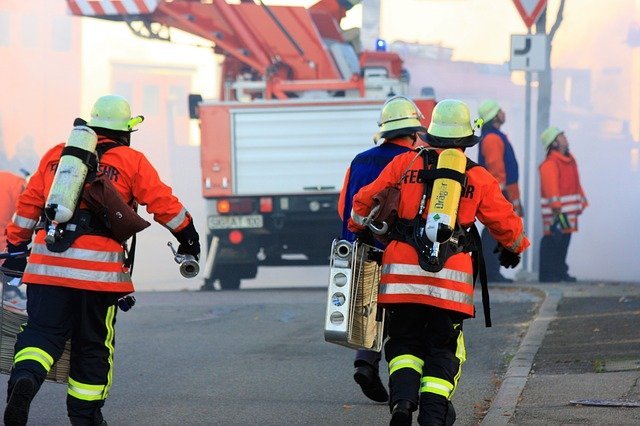 Neuwied: In Brand geratener Sportwagen löst Feuerwehreinsatz aus