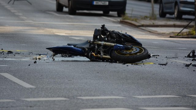 Motorradfahrer bei Unfall auf B49 verletzt