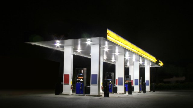 Mann überfällt Tankstelle und bedroht Kassierer mit Pistole