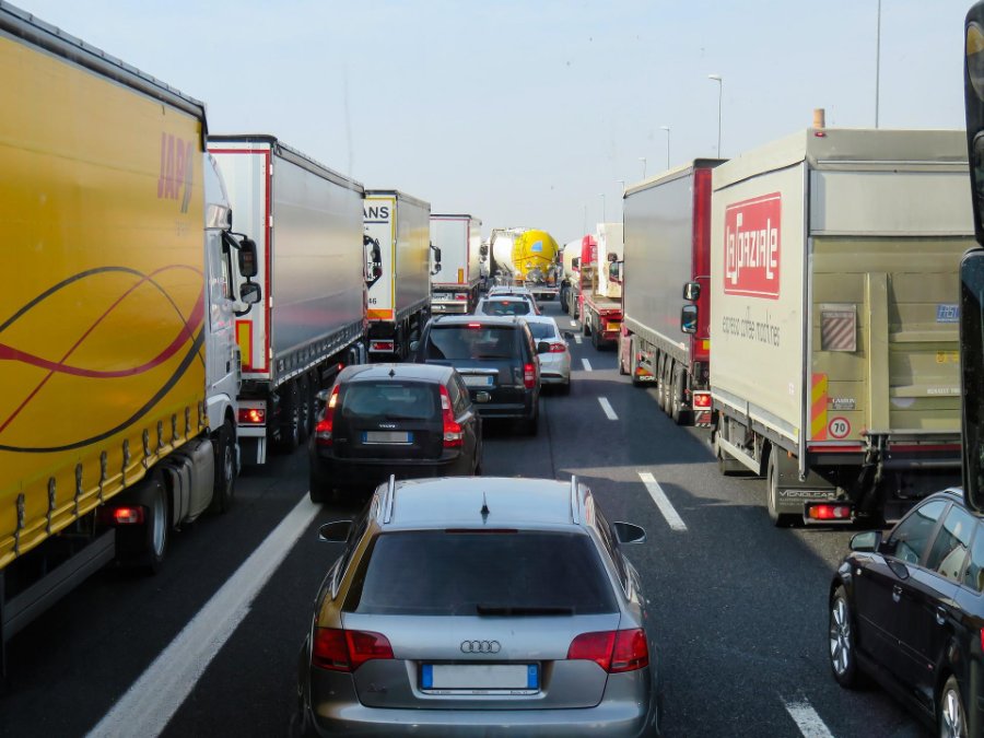 Lkw prallt auf A48 gegen Leitplanke - Fahrer verletzt Lkw prallt auf A48 gegen Leitplanke - Fahrer verletzt