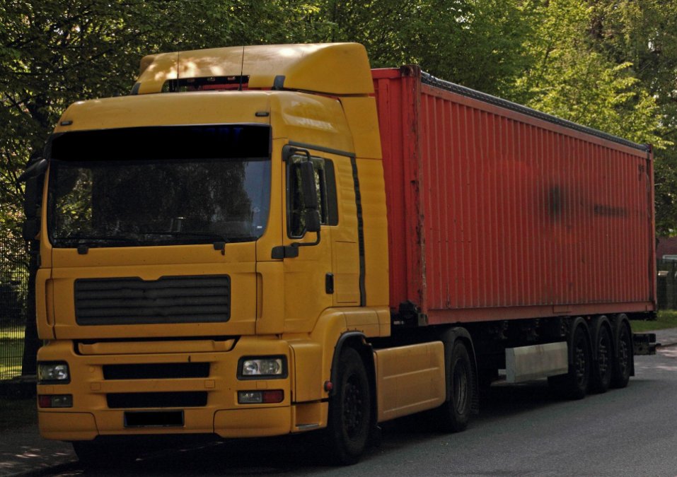 Polizei zieht betrunkenen Lkw-Fahrer mit Weinflaschen aus dem Verkehr Polizei zieht betrunkenen Lkw-Fahrer mit Weinflaschen aus dem Verkehr