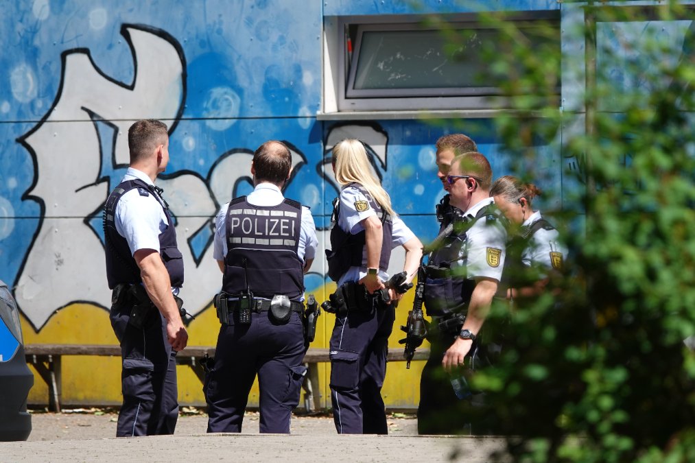 Bluttat an Esslinger Grundschule: Frau und Kind mit Messer verletzt Bluttat an Esslinger Grundschule: Frau und Kind mit Messer verletzt