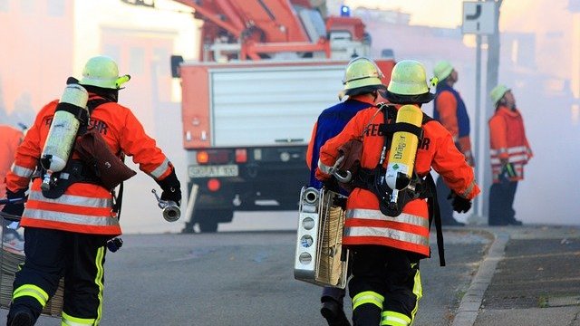 Neuwied: In Brand geratener Sportwagen löst Feuerwehreinsatz aus