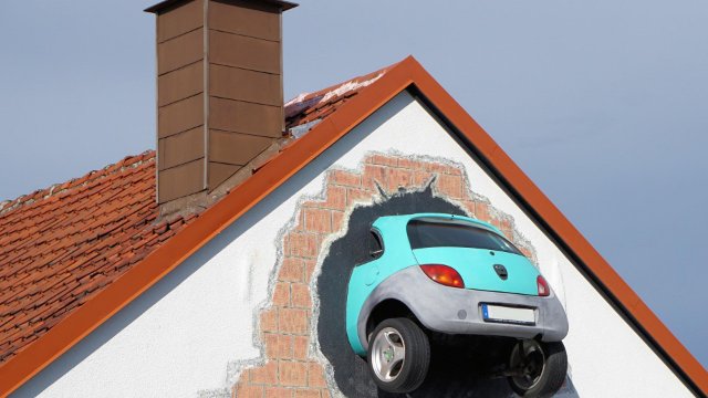 Auto fährt in Vulkaneifelkreis gegen Hauswand
