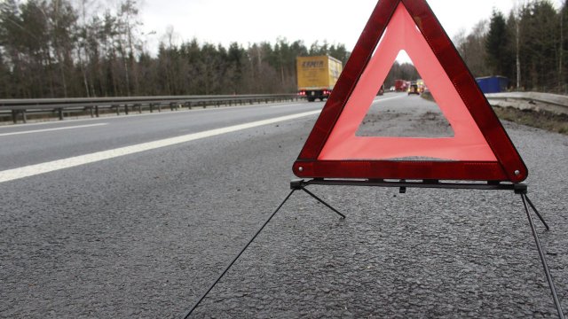 Verursacher flüchtig: Drei Leichtverletzte nach Unfall bei Lahnstein 