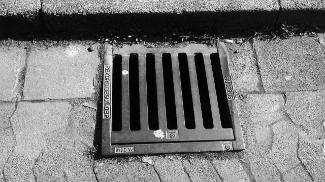 Haftstraße für Gullideckelwerfer