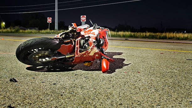 Motorradfahrer prallt gegen Lastwagen und stirbt noch vor Ort  