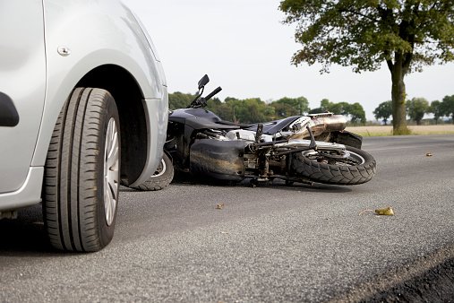 Nach Verkehrsunfall versucht Motorradfahrer wegzulaufen  