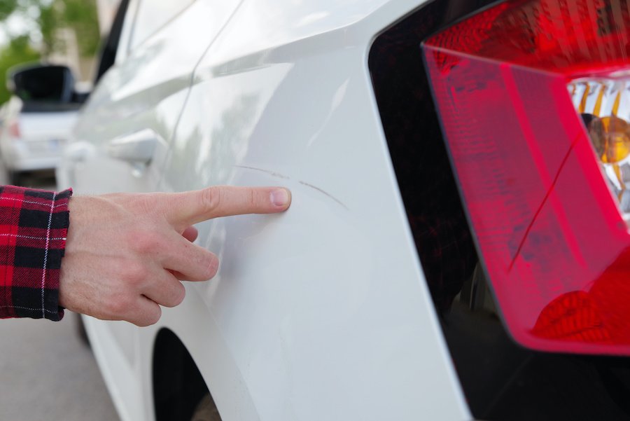 Unfallflüchtiger beschädigt gleich zwei Fahrzeuge Unfallflüchtiger beschädigt gleich zwei Fahrzeuge