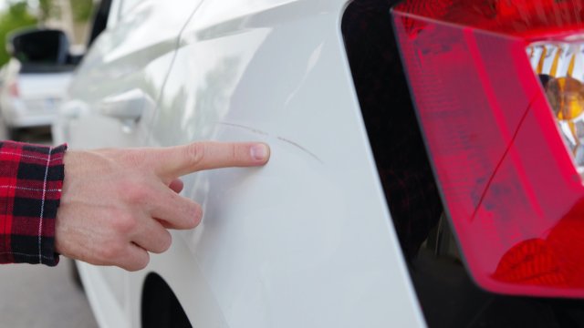 Unfallflüchtiger beschädigt gleich zwei Fahrzeuge