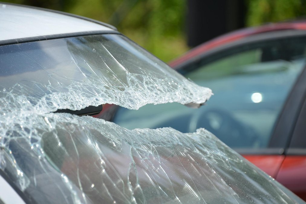 Auto rast durch Scheibe eines Heimwerkermarktes Auto rast durch Scheibe eines Heimwerkermarktes