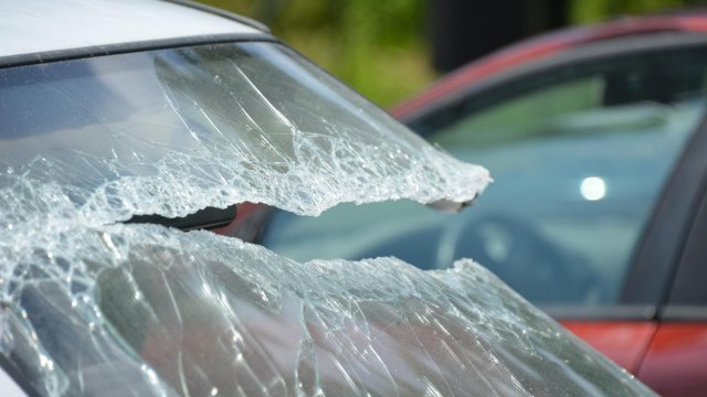Auto rast durch Scheibe eines Heimwerkermarktes