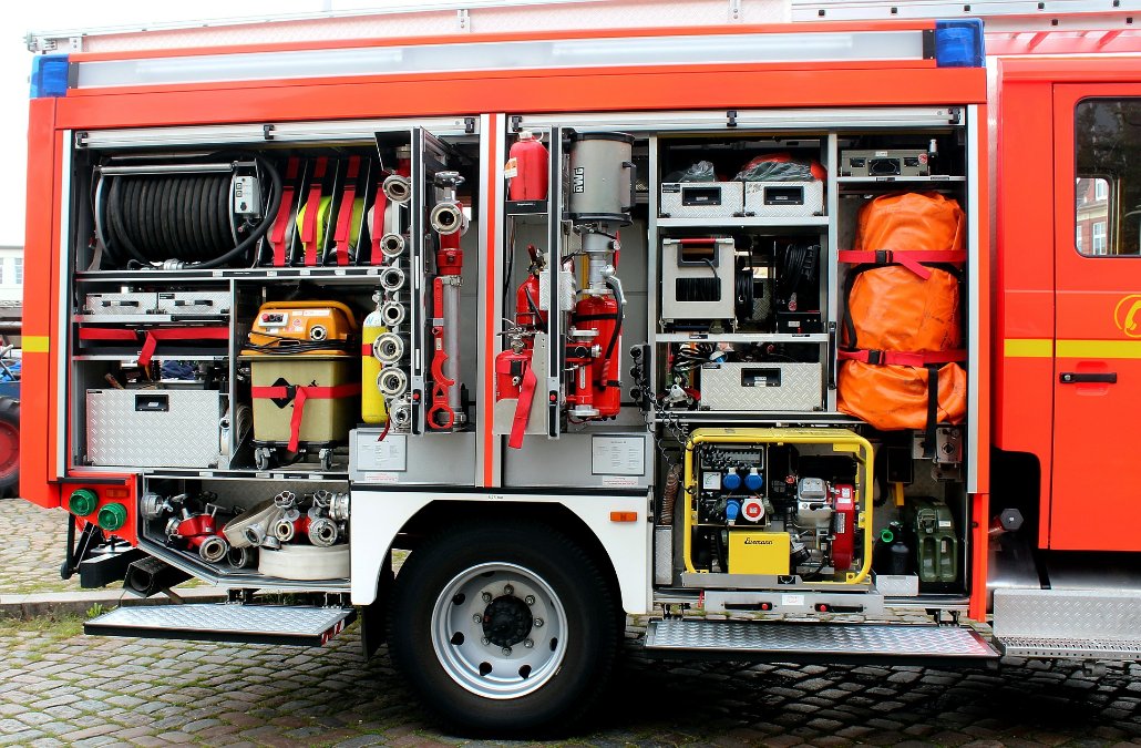 Getreidefeld brennt in Vierherrenborn - Großeinsatz der Feuerwehr Getreidefeld brennt in Vierherrenborn - Großeinsatz der Feuerwehr