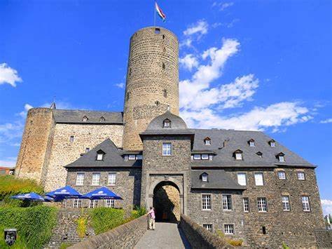 Burgfestspiele Mayen: Schauspieler an Corona erkrankt Burgfestspiele Mayen: Schauspieler an Corona erkrankt