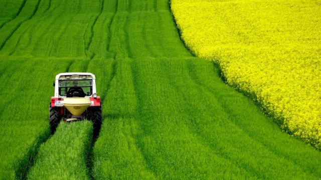 34-Jähriger wird vom Anhänger eines Traktorgespannes überrollt