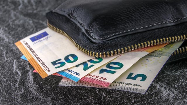 Ehrliche Finderin gibt gefundene Brieftasche ab