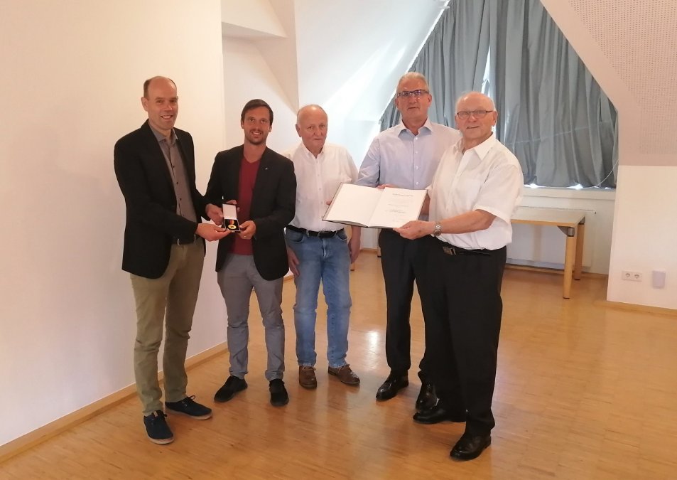 Landesverdienstmedaille für ehrenamtliches Engagement des EKHK a.D. Süßenbach beim Weissen Ring e.V. verliehen Landesverdienstmedaille für ehrenamtliches Engagement des EKHK a.D. Süßenbach beim Weissen Ring e.V. verliehen