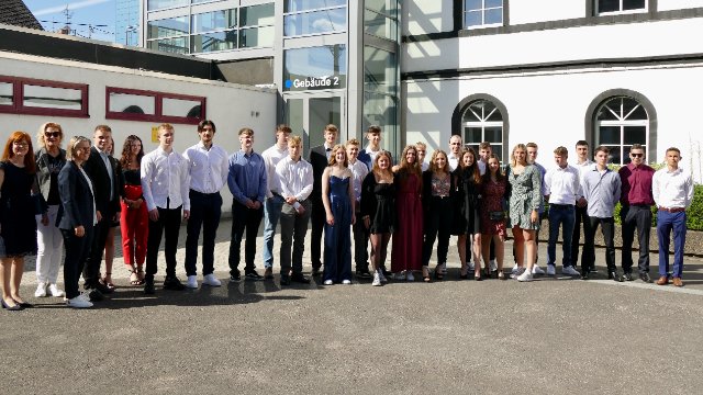 28 SchülerInnen der Höheren Berufsfachschulklasse für Polizeidienst und Verwaltung verlassen die Schule