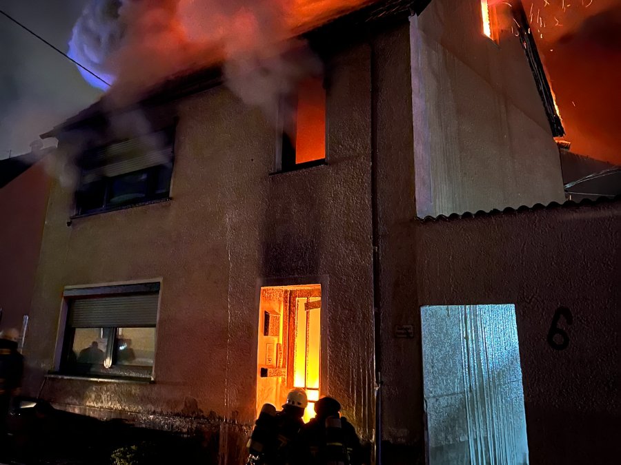 Wohnhausbrand: Rund 30 Menschen in Engers evakuiert Wohnhausbrand: Rund 30 Menschen in Engers evakuiert