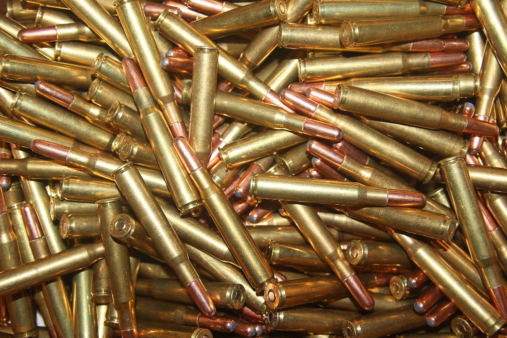 Spaziergänger findet Munition aus dem zweiten Weltkrieg am Rheinufer Spaziergänger findet Munition aus dem zweiten Weltkrieg am Rheinufer