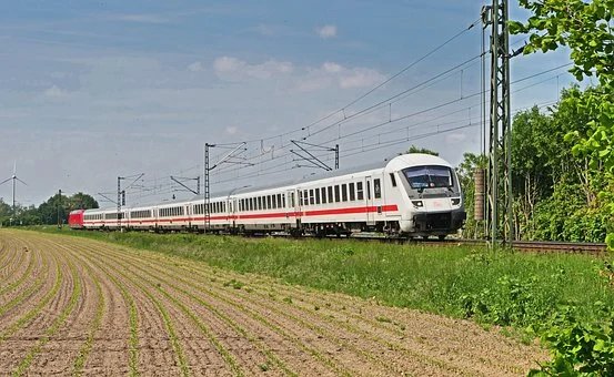 Passagiere des Intercitys der Deutschen Bahn in Rhens evakuiert worden  