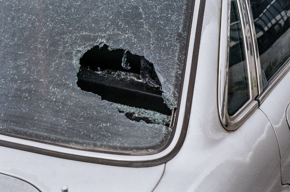 Westerwald: Unbekannte Täter werfen PKW-Scheibe mit einem Stein ein Westerwald: Unbekannte Täter werfen PKW-Scheibe mit einem Stein ein