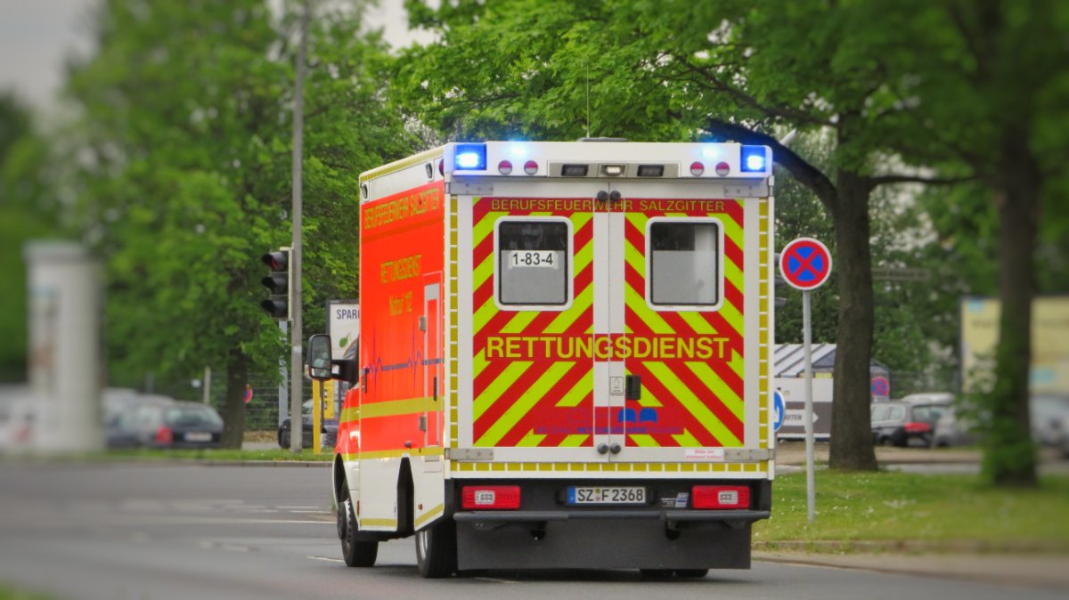 Westerwald: 19-jähriger Motorradfahrer nach Kollision mit Auto schwer verletzt