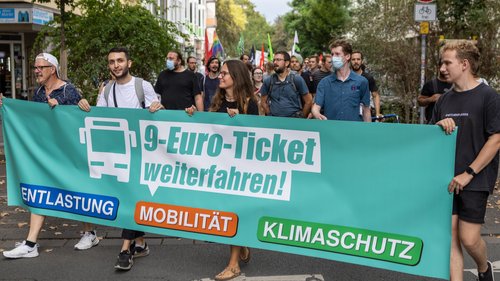 Knapp 150 demonstrieren für Erhalt des 9-Euro-Tickets