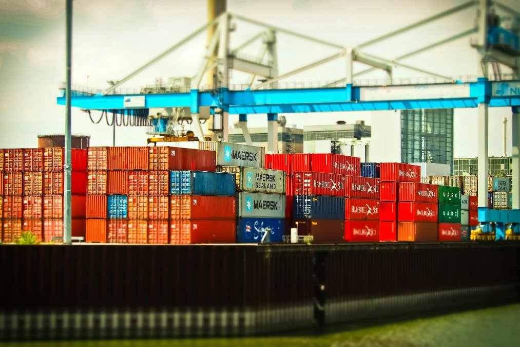 Logistik-Dienstleister rechnet mit Schifffahrtsstopp am Rhein
